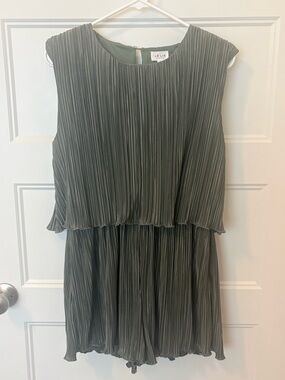 LE LIS Olive Green Pleated Romper Size Small